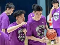 乐鱼体育登录-清华大学球员逄砚钧社媒晒退役vlog：清华男篮24号退役